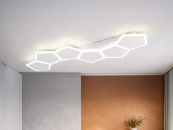 Längliche LED-Deckenleuchte in Weiß mit geometrischen Leuchtflächen - Wohnzimmer