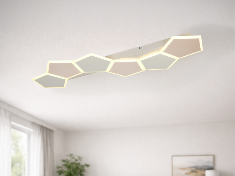 Längliche grau beige LED-Deckenleuchte mit polygonalen Lichtflächen im Wohnraum