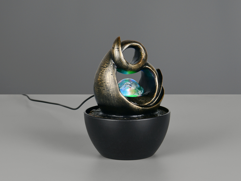 Zimmerbrunnen mit organisch geformter Skulptur und farbig schimmernder Glaskugel in Produktansicht