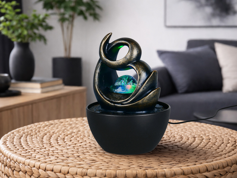 Kleiner Zimmerbrunnen mit beleuchteter Glaskugel als stimmungsvolle Wohnraumdekoration