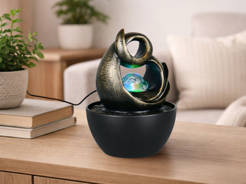 Dekorativer Zimmerbrunnen mit LED-Beleuchtung auf einem Sideboard im Wohnraum