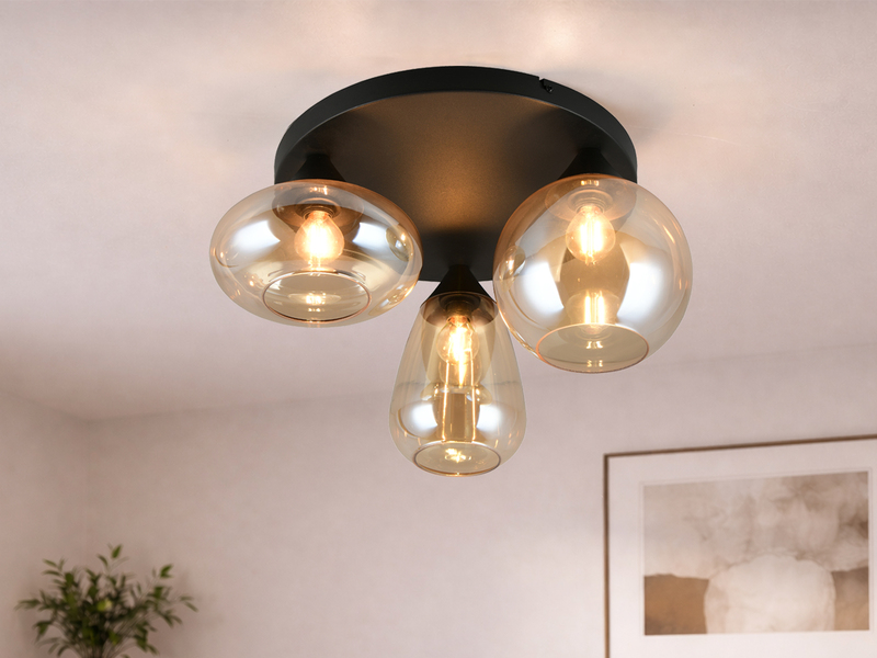 Retro Deckenleuchte mit drei amberfarbigen Glasschirmen - montiert an der Decke im Wohnraum