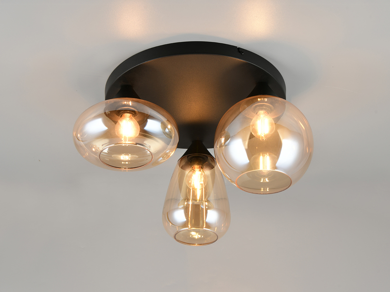 Dreiflammige Deckenleuchte mit amberfarbigen Glaslampenschirmen - eingeschaltet