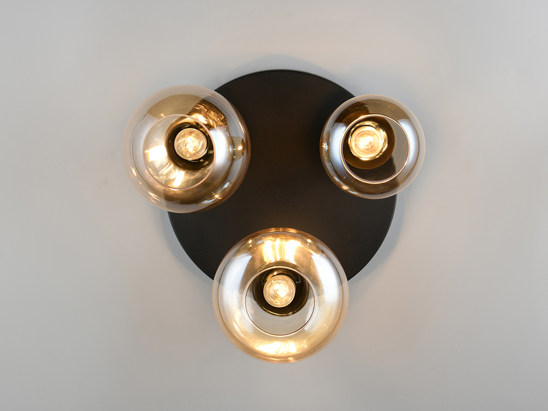 Dreiflammige Deckenleuchte von unten - eingeschaltete Leuchtmittel in Glaslampenschirmen