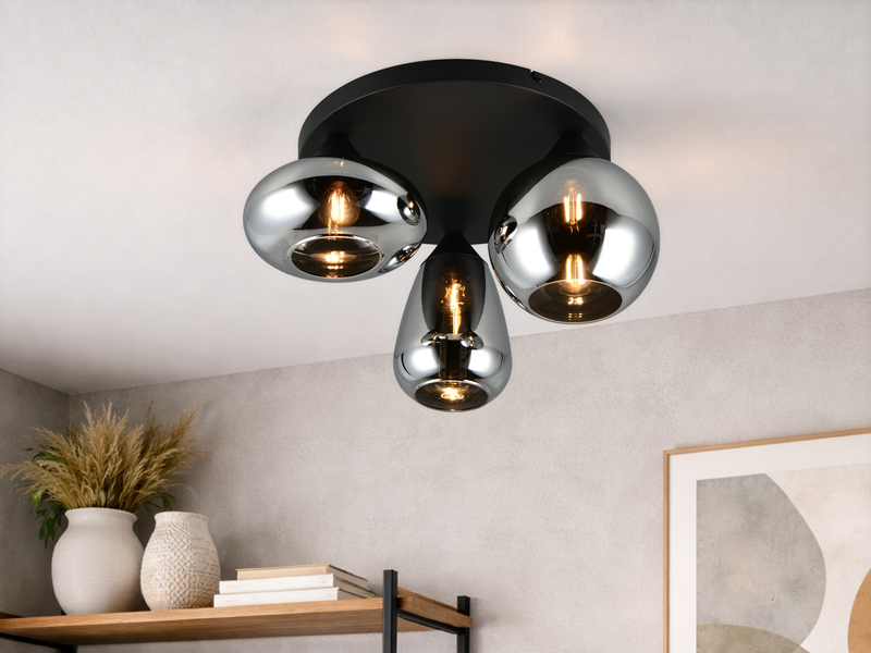 Retro Deckenleuchte mit drei Chrom Glasschirmen - montiert an der Decke im Wohnraum