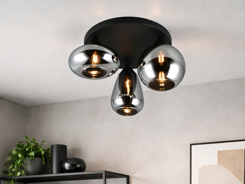 Deckenleuchte drei Chrom Glasschirmen - an der Decke im Wohnraum