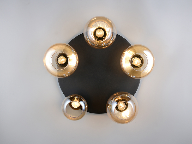 Fünfflammige Deckenleuchte von unten - eingeschaltete Leuchtmittel in Glaslampenschirmen