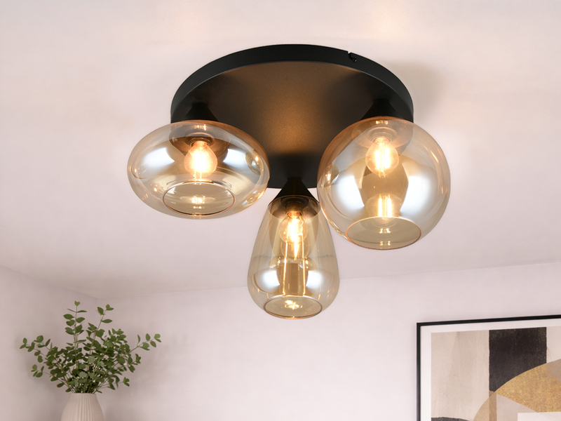 Retro Deckenleuchte mit drei amberfarbigen Glasschirmen - montiert an der Decke im Wohnraum