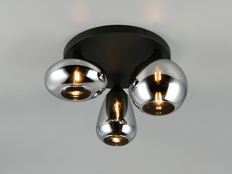 Dreiflammige Deckenleuchte mit Chrom Glaslampenschirmen - eingeschaltet