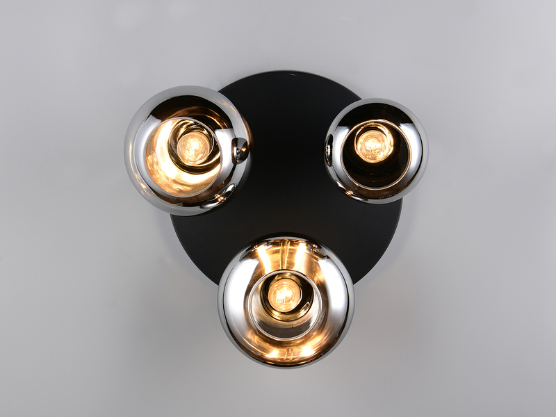 Dreiflammige Deckenleuchte von unten - eingeschaltete Leuchtmittel in Glaslampenschirmen