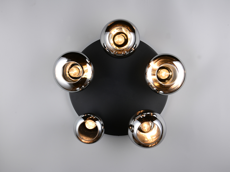 Fünfflammige Deckenleuchte von unten - eingeschaltete Leuchtmittel in Glaslampenschirmen