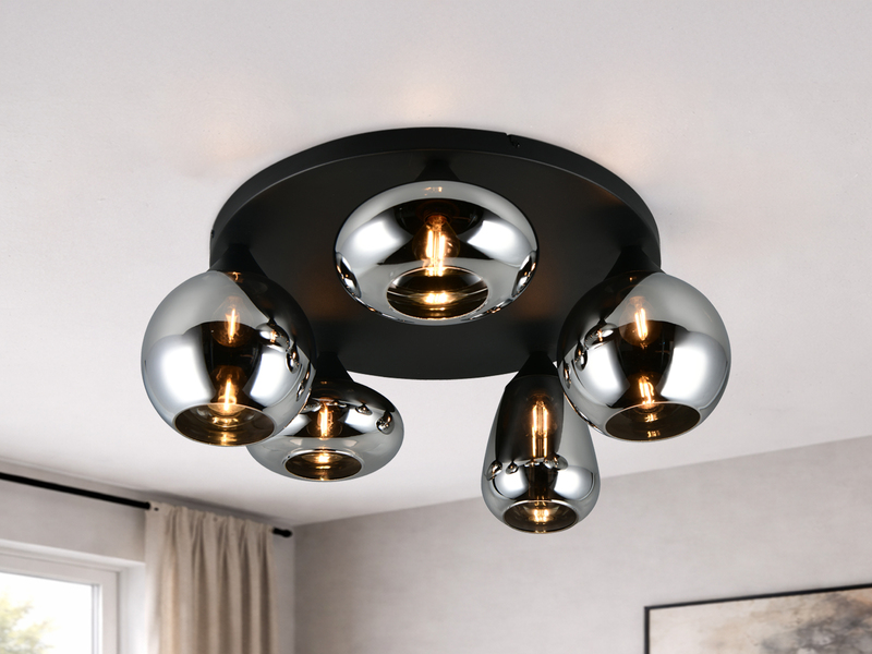 Retro Deckenleuchte mit fünf Chrom Glasschirmen - montiert an der Decke im Wohnraum