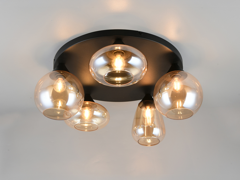 Fünfflammige Deckenleuchte mit amberfarbigen Glaslampenschirmen - eingeschaltet