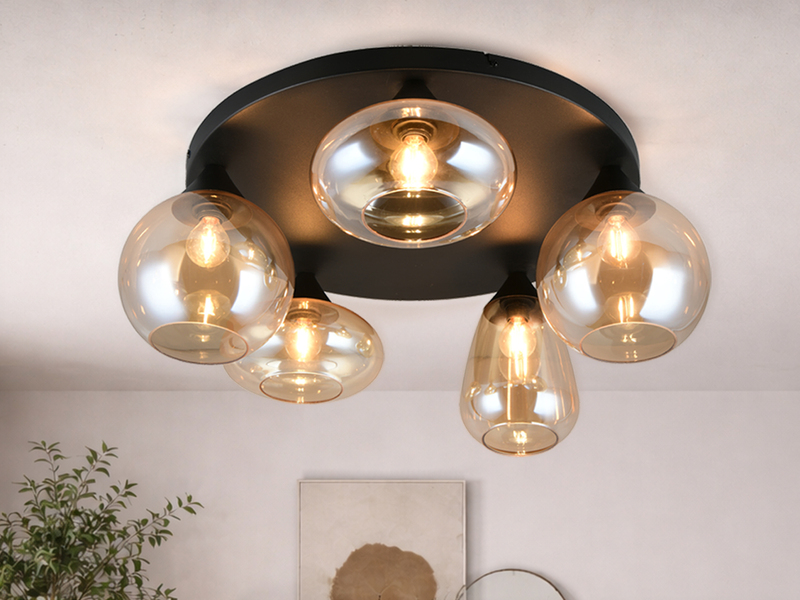 Retro Deckenleuchte mit fünf amberfarbigen Glasschirmen - montiert an der Decke im Wohnraum