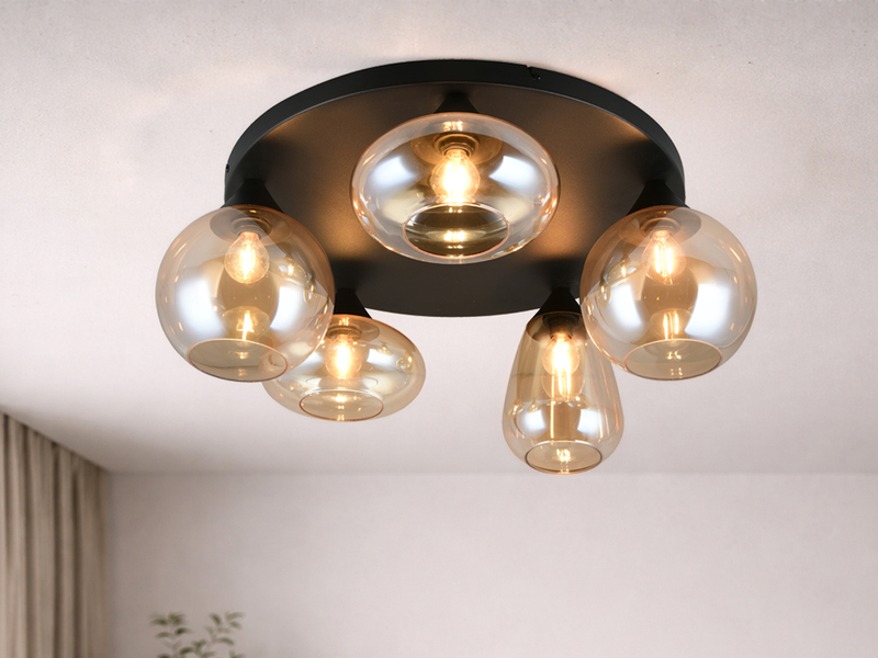 Deckenleuchte drei amberfarbigen Glasschirmen - an der Decke im Wohnraum