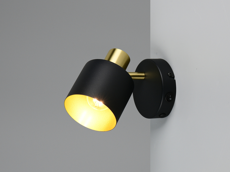1-flammiger Wandstrahler in Schwarz Gold eingeschaltet an einer Wand montiert