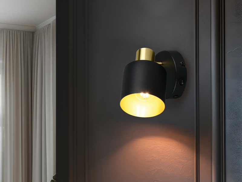 1-flammiger Wandstrahler an einem dunklen Wandpanel montiert