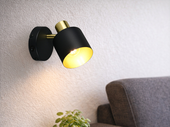 Retro Wandstrahler 1-flammig mit Schalter in Schwarz Gold - Wohnraumszene