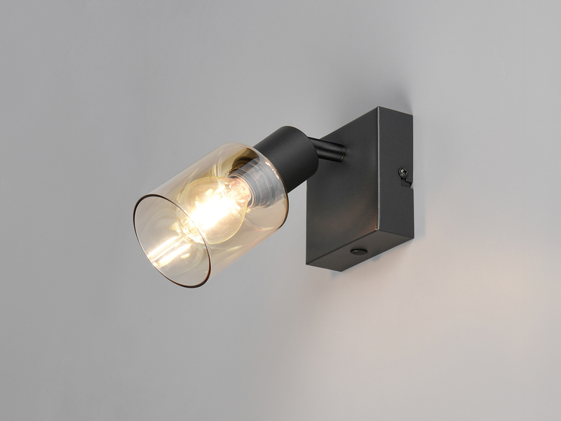 Wandstrahler mit amberfarbigem Glasschirm und schwarzer Montageplatte eingeschaltet an der Wand montiert