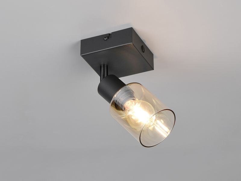 Einflammiger Strahler mit amberfarbigem Glasschirm und schwarzer Montageplatte an der Decke montiert