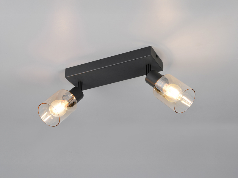 2-flammiger Deckenstrahler mit amberfarbigen Glasschirmen und schwarzer Montageplatte an der Decke montiert