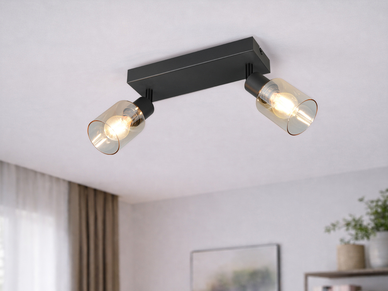 2-flammiger Deckenstrahler mit amberfarbigen Glasschirmen und schwarzer Montageplatte im Wohnraum an der Decke montiert  