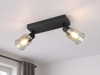 2-flammiger Deckenstrahler mit amberfarbigen Glasschirmen im Wohnraum montiert