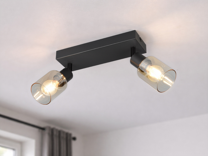 2-flammiger Deckenstrahler mit amberfarbigen Glasschirmen im Wohnraum montiert