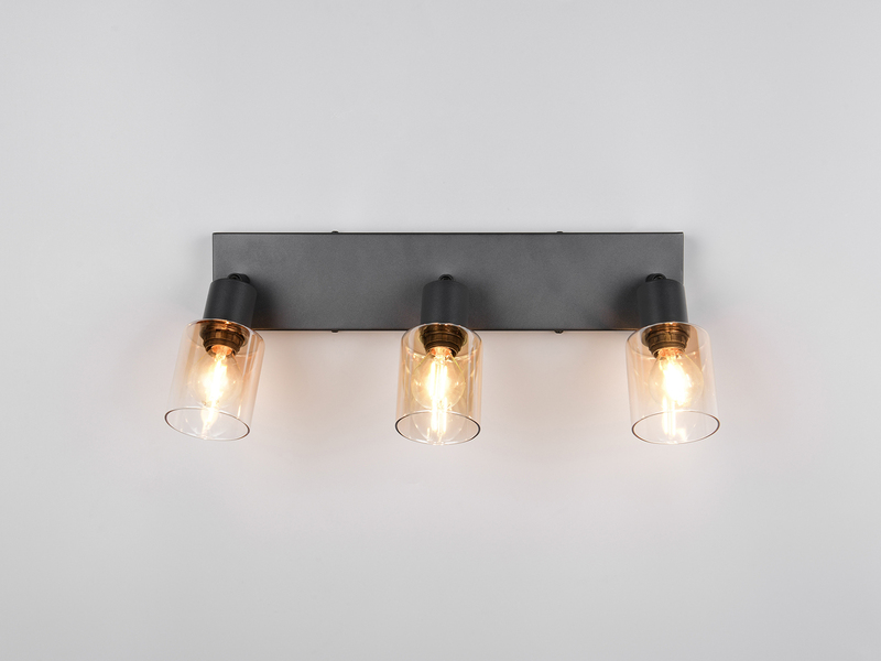 Frontalansicht des 3-flammigen Deckenstrahlers mit amberfarbigen Glasschirmen eingeschaltet an der Decke montiert