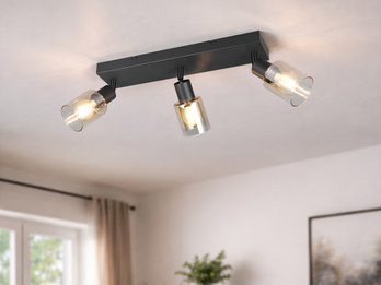 3-flammiger Deckenstrahler mit amberfarbigen Glasschirmen im Wohnraum montiert