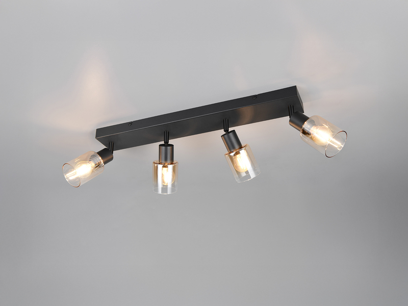 4-flammiger Deckenstrahler mit amberfarbigen Glasschirmen und schwarzer Montageplatte an der Decke montiert