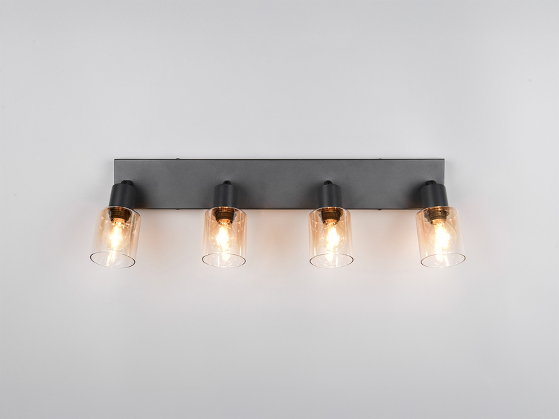  Frontalansicht des 4-flammigen Deckenstrahlers mit amberfarbigen Glasschirmen eingeschaltet an der Decke montiert