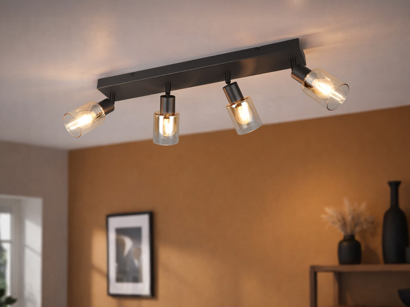 4-flammiger Deckenstrahler mit amberfarbigen Glasschirmen und schwarzer Montageplatte im Wohnraum an der Decke montiert