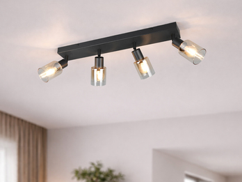 4-flammiger Deckenstrahler mit amberfarbigen Glasschirmen im Wohnraum montiert