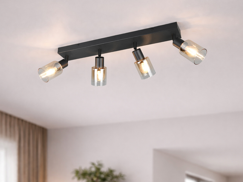 4-flammiger Deckenstrahler mit amberfarbigen Glasschirmen im Wohnraum montiert