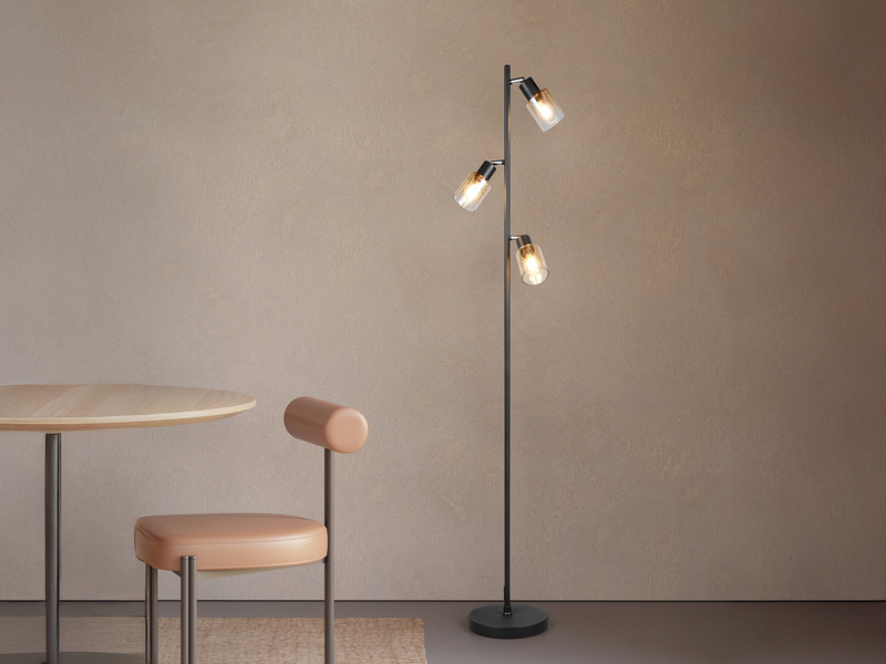 Stehlampe mit drei amberfarbigen Glasspots in einem Esszimmer stehend