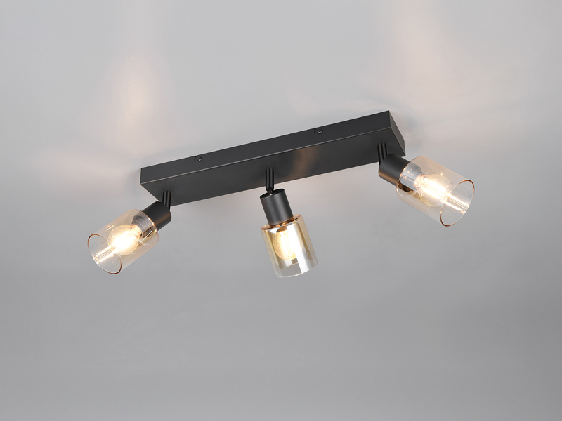 3-flammiger Deckenstrahler mit amberfarbigen Glasschirmen und schwarzer Montageplatte an der Decke montiert