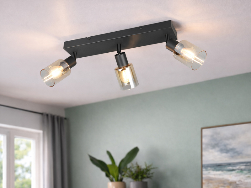 3-flammiger Deckenstrahler mit amberfarbigen Glasschirmen im Wohnraum montiert