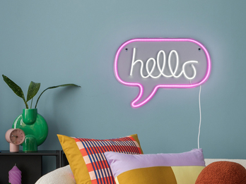 Ausgefallene Neon LED Wandleuchte HELLO mit USB Kabel & Schalter, Breite 43cm