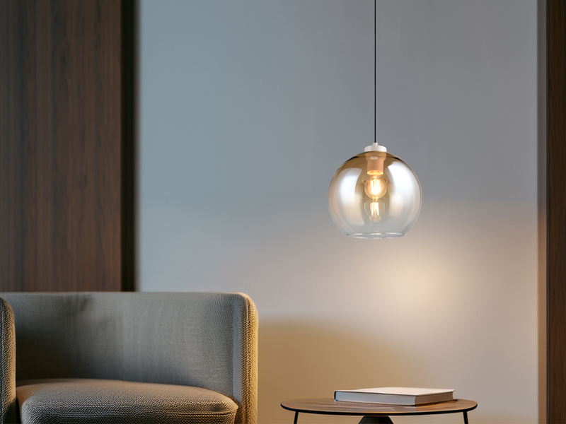 LED Pendelleuchte 1-flammig höhenverstellbar mit Glaskugel Bernstein, Ø 25cm