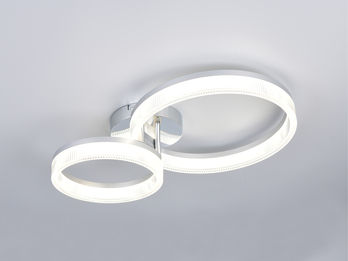 Moderne LED-Deckenleuchte mit drei Leuchtringen an Zimmerdecke montiert