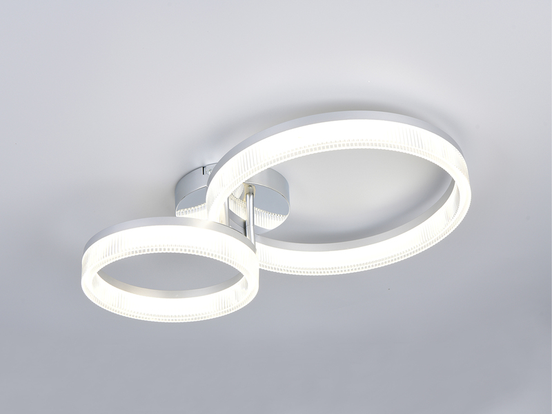 Moderne LED-Deckenleuchte mit drei Leuchtringen an Zimmerdecke montiert