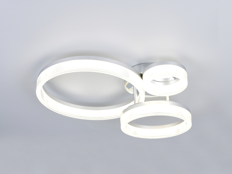 Moderne LED-Deckenleuchte mit drei Leuchtringen an Zimmerdecke montiert