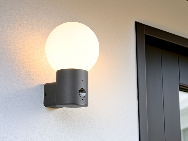 LED Außenwandleuchte in Anthrazit mit Glaskugel & Bewegungsmelder, Höhe 28cm