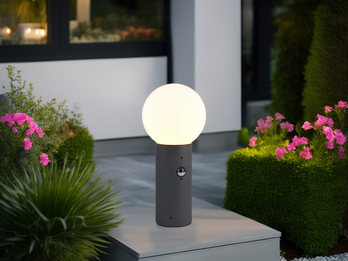 LED Sockelleuchte in Anthrazit mit Glaskugel & Bewegungsmelder, Höhe 40cm