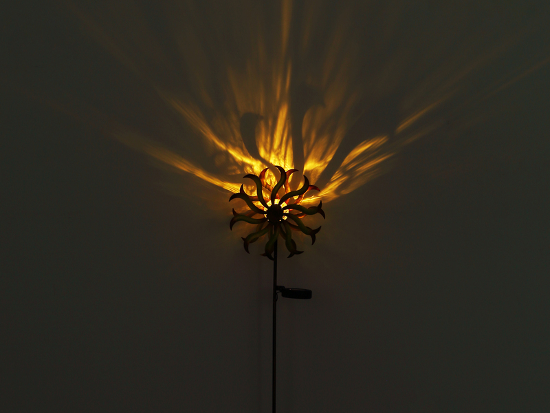 Solar Gartenstecker Windrad mit Erdspieß in Orange-Gelb & Kupfer, Höhe 92cm