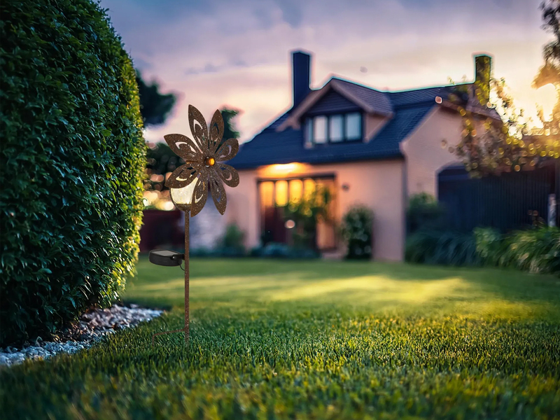 Solar Gartenstecker Windspiel aus Metall mit Erdspieß in Rostoptik, Höhe 50cm