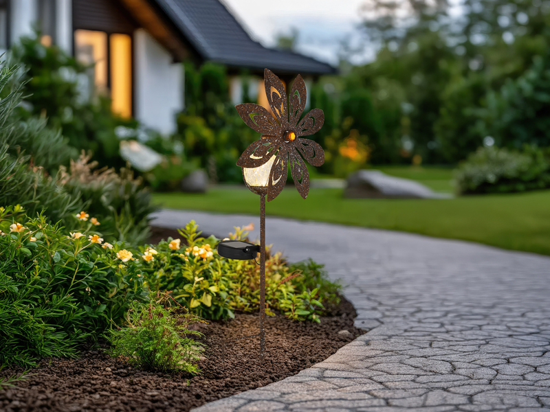 Solar Gartenstecker Windspiel aus Metall mit Erdspieß in Rostoptik, Höhe 50cm