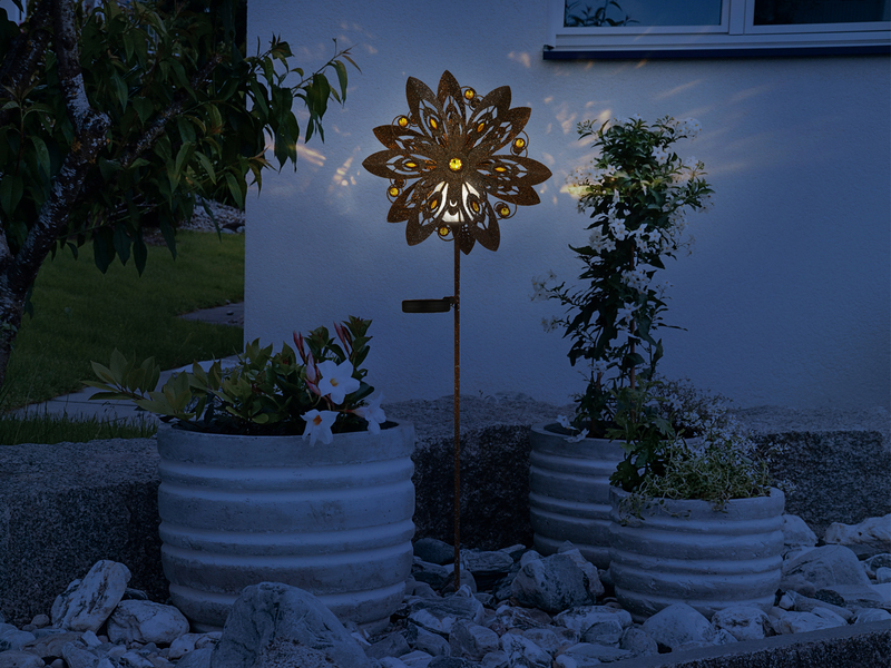 Solar Gartenstecker Windspiel mit Erdspieß aus Metall in Rostoptik, Höhe 124cm
