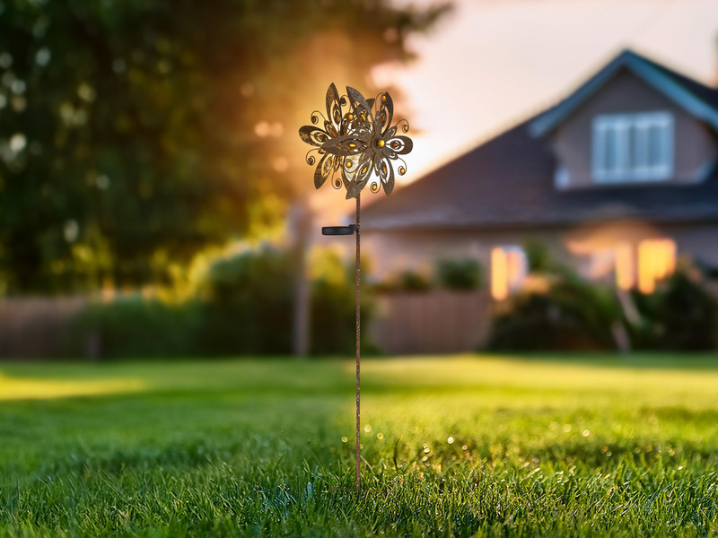 Solar Gartenstecker Windspiel mit Erdspieß aus Metall in Rostoptik, Höhe 124cm